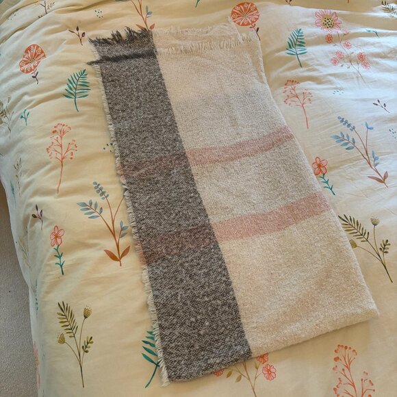 Cozy and Classic BARBOUR Scarf - Picture 3 of 6